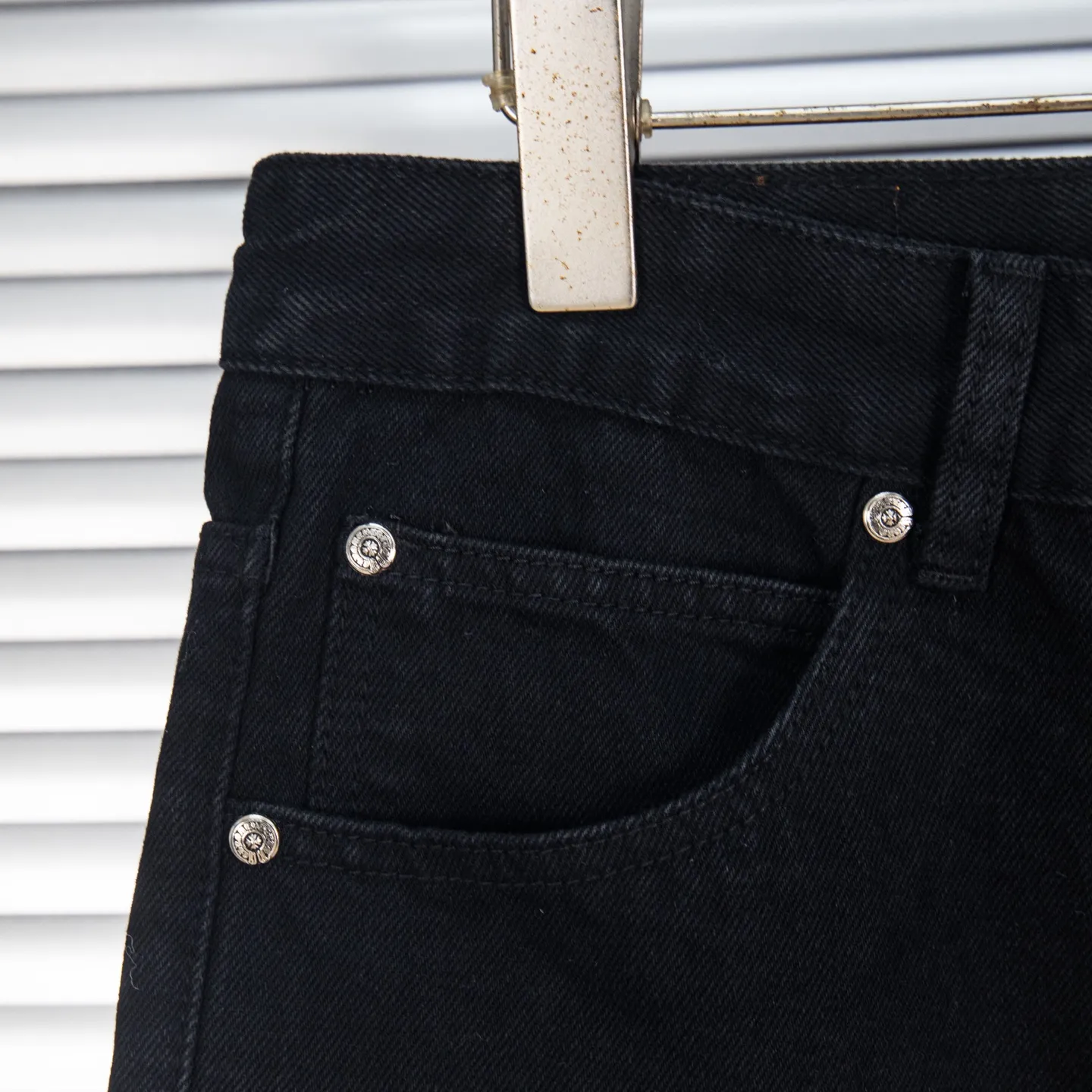 P260 Chrome Hearts Black Pants Sanskrit Black and White Patch Leather Jeans CH jeans need to be washed and then disassembled and hand-stitched with sheepskin cross leather and then spliced ​​together to complete. The whole piece has too many craftsmanship to explain, patchwork cross pattern embellishment, high-waisted washed jeans! ! Absolutely high-end luxury products, god-level single products and super popular products, made with top heavy industry, a must-see magic weapon. Customized hardware. The fabric is thick and soft after washing. It has good breathability. Customized small leather label. Unique design. The details are simple and elegant, and the workmanship is exquisite. The entire trousers are neatly routed and the details are in place! It’s so cool that both men and women can easily control the genderless trend! Style number: 1875# Color: black Size: 28 30 32 34